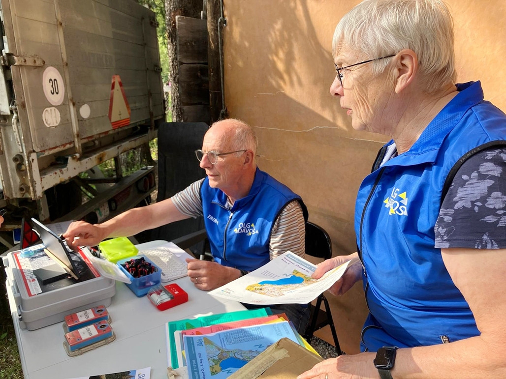 Martin und Heidi Hiller bei der OL-Auswertung.  