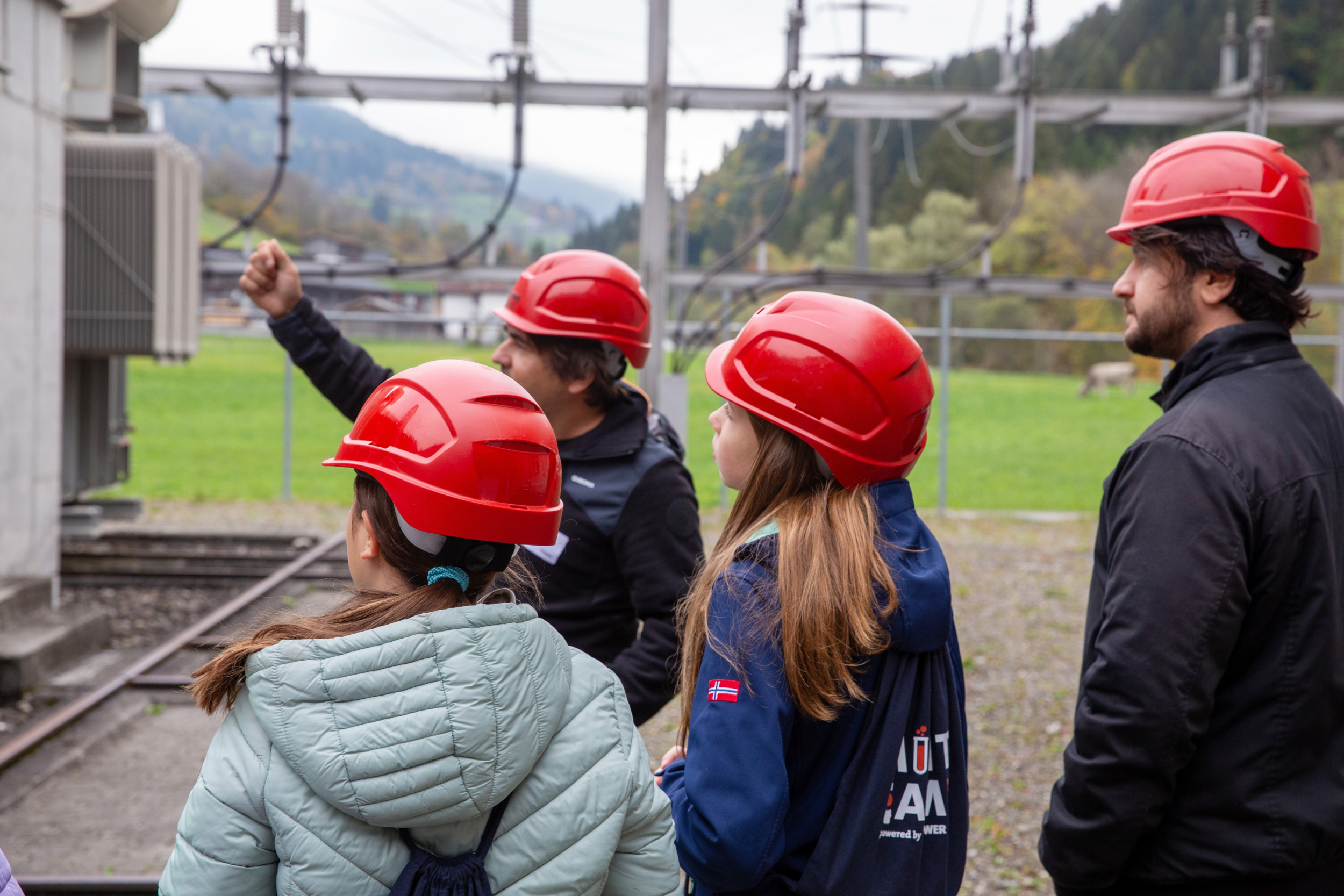 Mit viel Energie bei der Sache: Kinder unterwegs mit einem Mitarbeitenden der Firma Repower.  