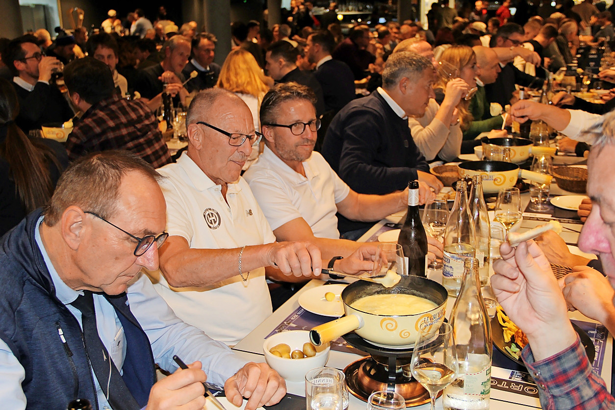 Die Spengler-Cup-Delegation geniesst ein Käsefondue in der BFC Arena.  