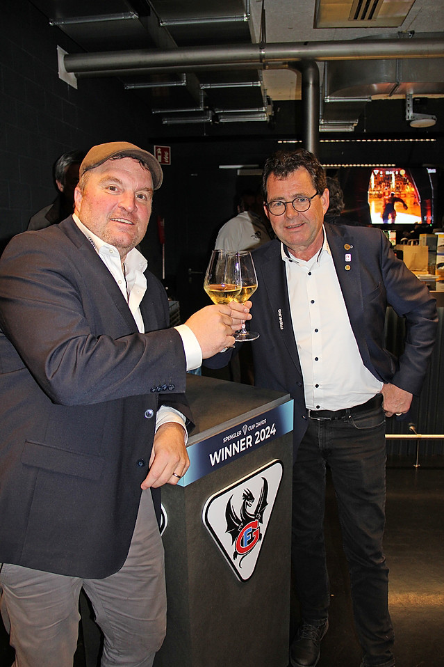 Spengler-Cup-Chef Marc Gianola und Gottéron-Präsident Hubert Waeber stossen an.