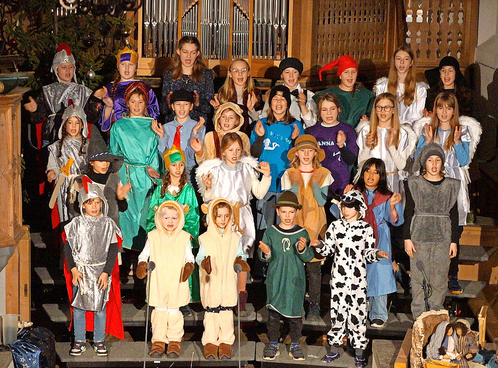 Zum Abschluss singen die Kinder vom grössten Geschenk von Weihnachten: Jesus ist auf die Erde gekommen. 