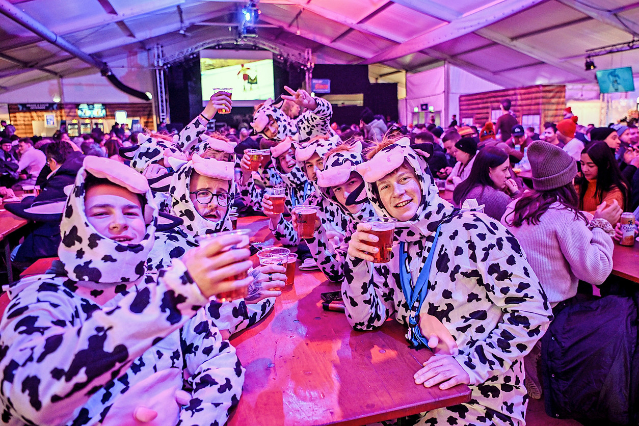 Zuprosten im Fanzelt. 