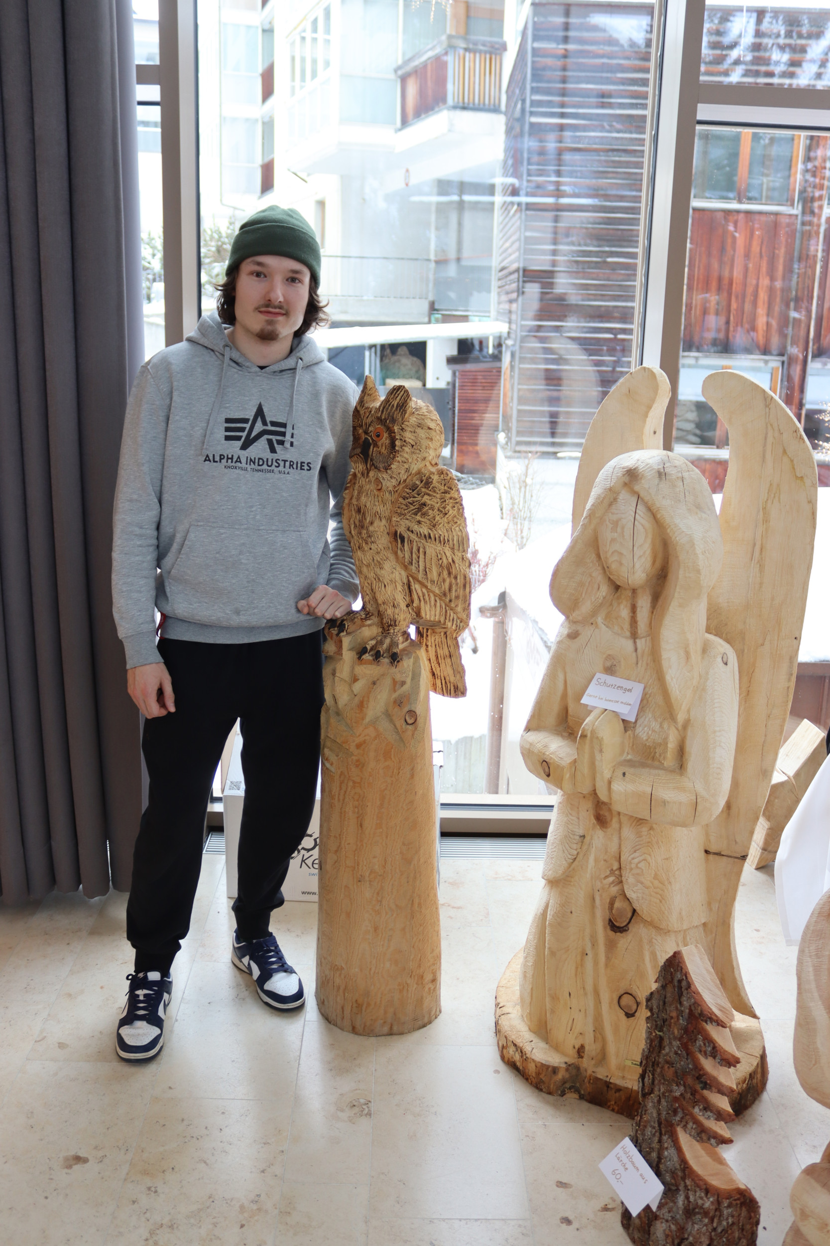 Er zeigte aufwenige Skulpturen.