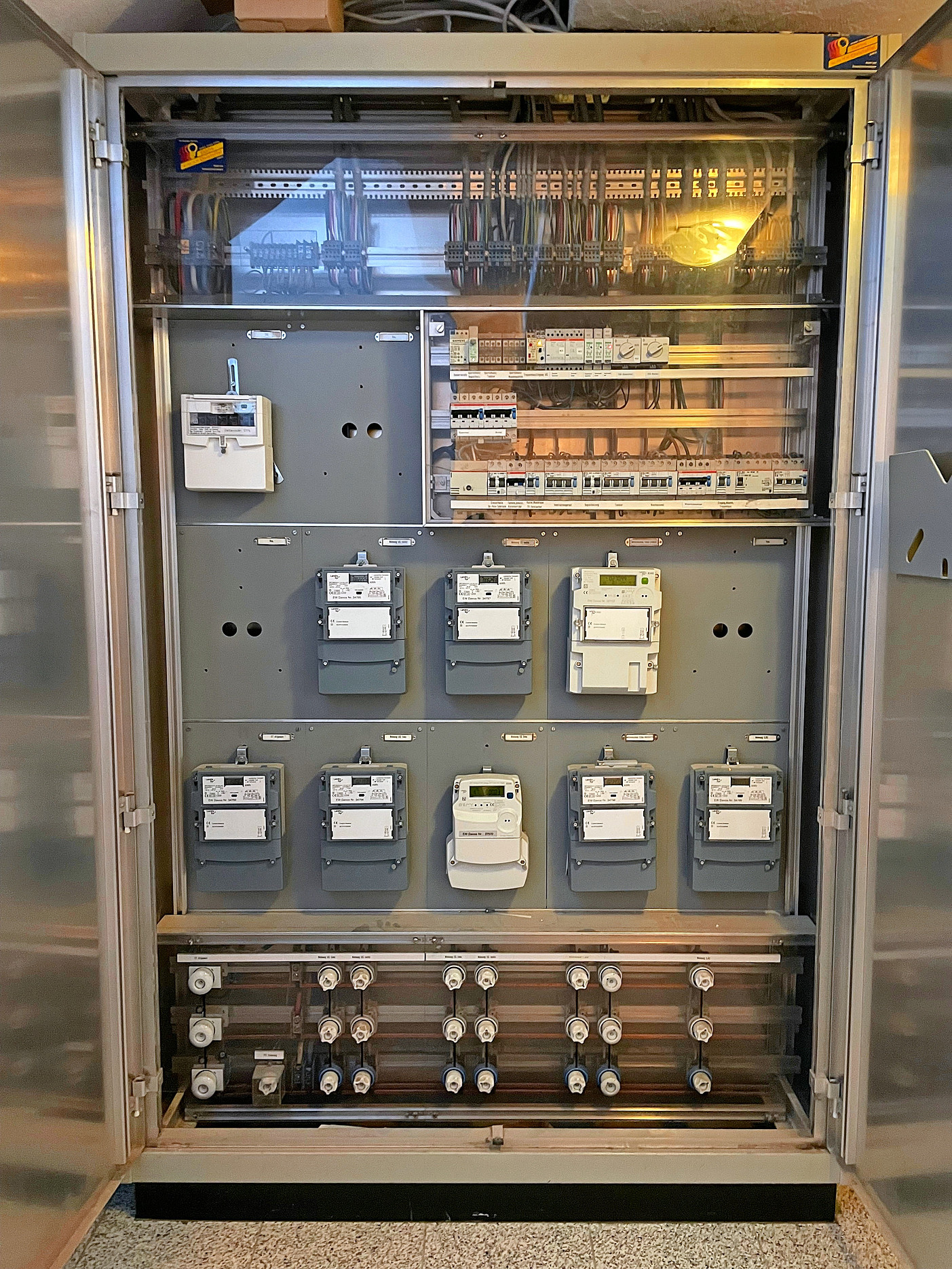 Smart Meter im Vormarsch: In diesem Verteilerkasten wurden die Messgeräte bereits weitgehend ersetzt. Nur das Gerät für den Allgemeinstrom (oben links) ist noch mechanisch und wird später ausgetauscht.