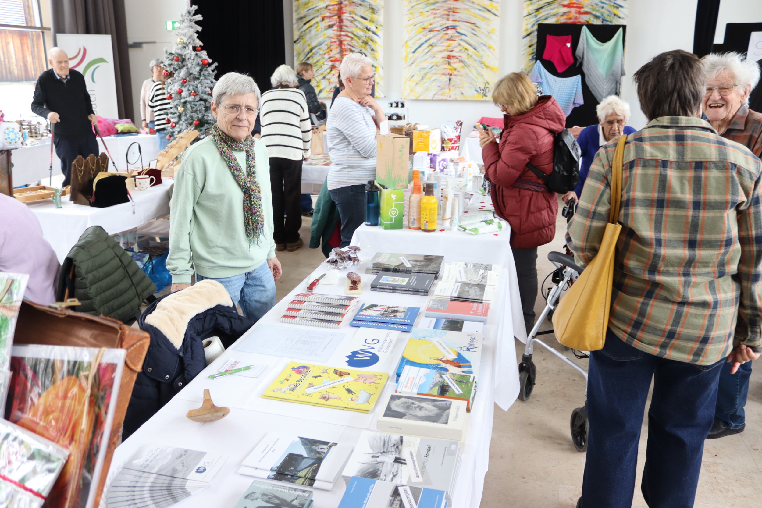 Am Stand der Walservereinigung gab es allerlei Bücher zu kaufen.