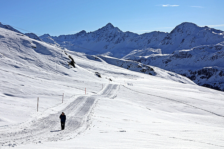 Winterwandern im Angesicht des Schwarzhorns.
