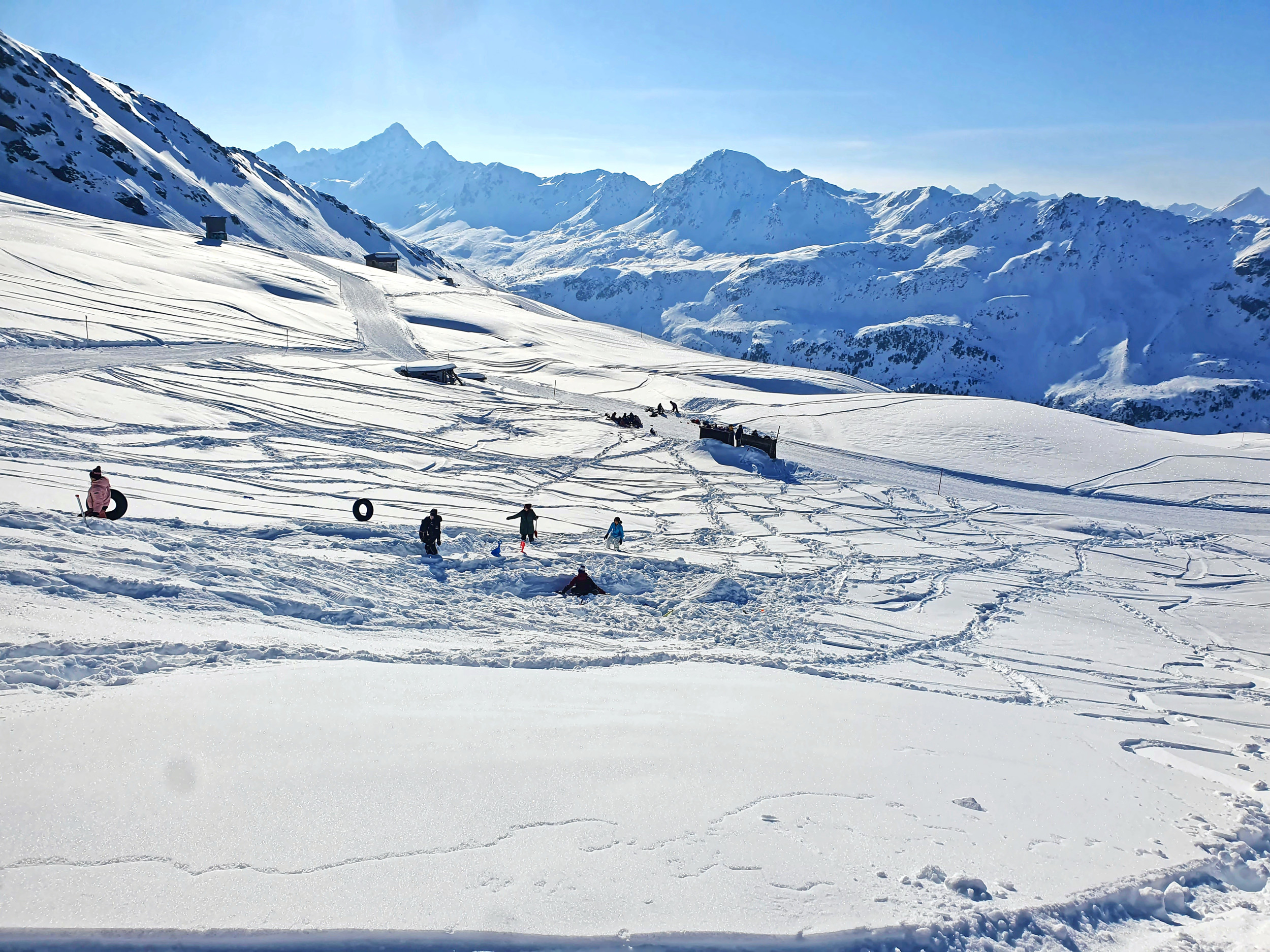 Statt Klassenzimmer hiess es für die Davoser Unter- und Mittelstufe: Skis anschnallen und gemeinsam unterwegs sein.  