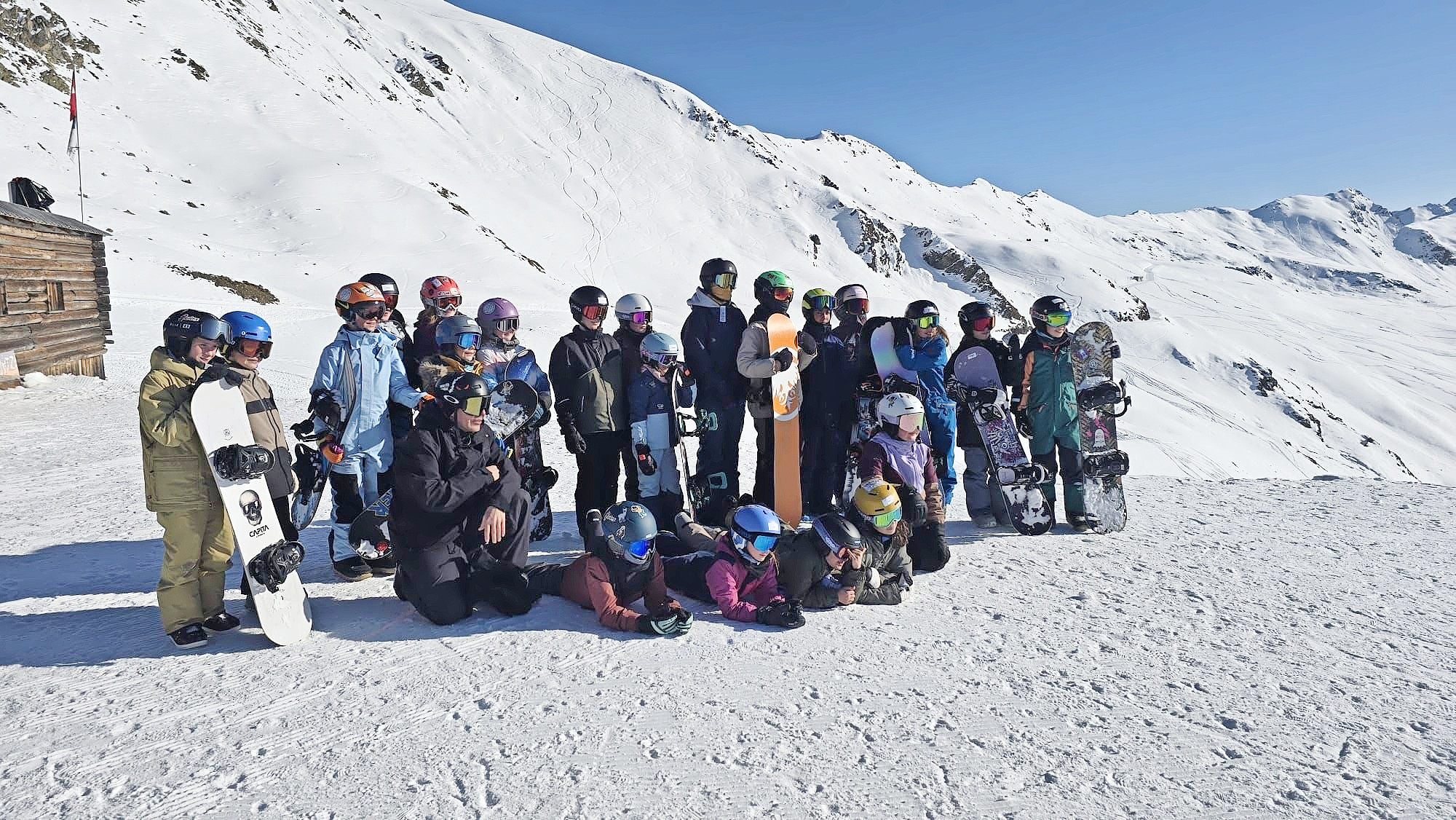 Statt Klassenzimmer hiess es für die Davoser Unter- und Mittelstufe: Skis anschnallen und gemeinsam unterwegs sein.  