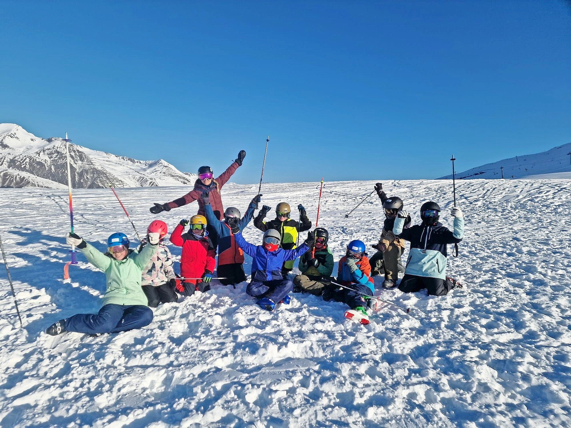 Statt Klassenzimmer hiess es für die Davoser Unter- und Mittelstufe: Skis anschnallen und gemeinsam unterwegs sein.  