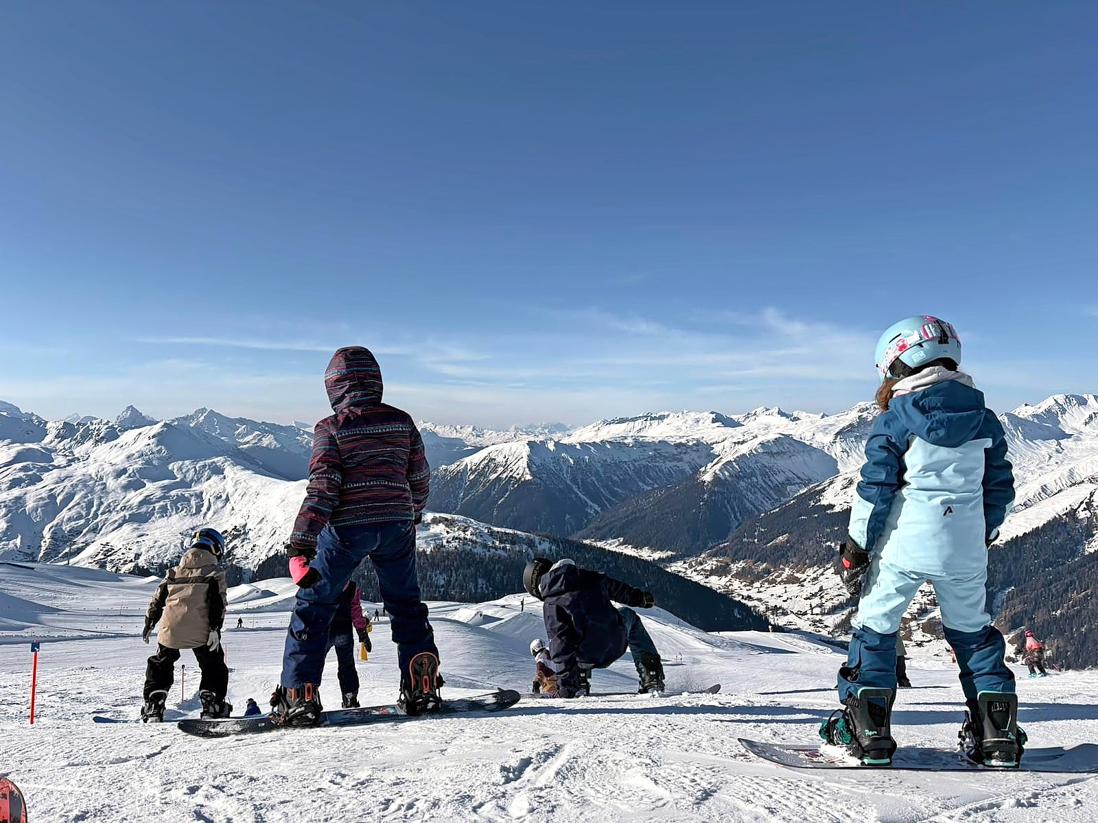 Statt Klassenzimmer hiess es für die Davoser Unter- und Mittelstufe: Skis anschnallen und gemeinsam unterwegs sein.  