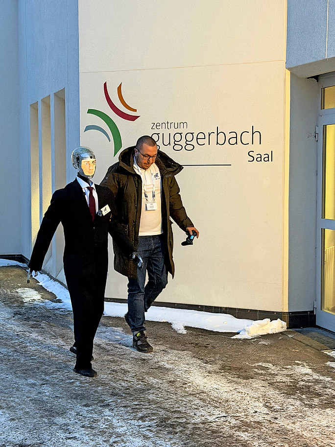 Manche haben etwas Mühe mit dem Eis.