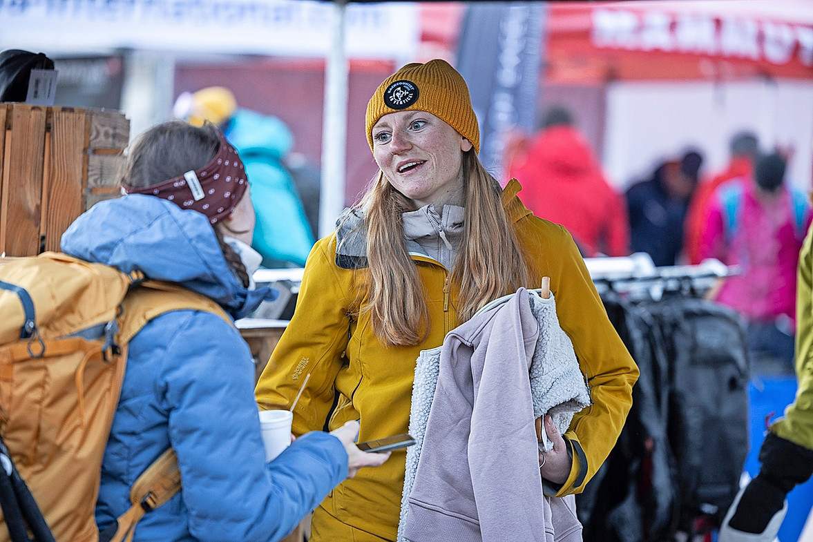 Einsatz im Festival Village der Backcountry Weeks: Corina Hefti schätzt die Begegnung, den Austausch und die Organisation – dort, wo sie gerade gebraucht wird.