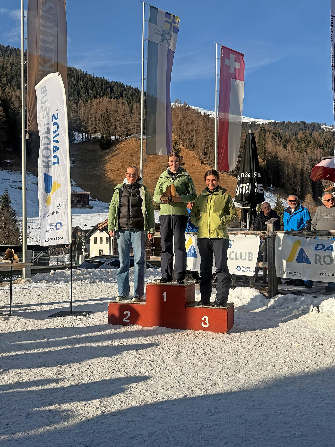 Das Siegertrio der Damen-Clubmeisterschaft (v. l.): Ursina und Tina Wendler sowie Naomi Meisser.