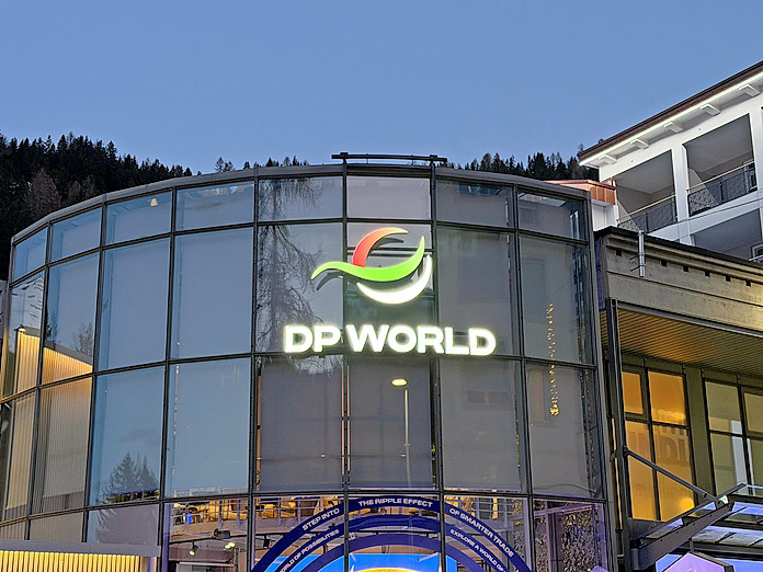 DP World – Der Hafen- und Logistikkonzern mit Sitz in Dubai zählt zu den weltweit grössten Betreibern von Häfen und Güterterminals. Während der WEF-Woche nutzt DP World Davos für Gespräche über globalen Handel, Lieferketten und geopolitische Risiken. Kaum sichtbar für Endkunden, prägt das Unternehmen den internationalen Warenverkehr entscheidend.