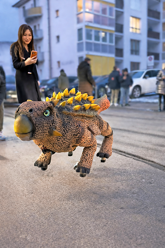 ... springt vor Freude in die Luft.