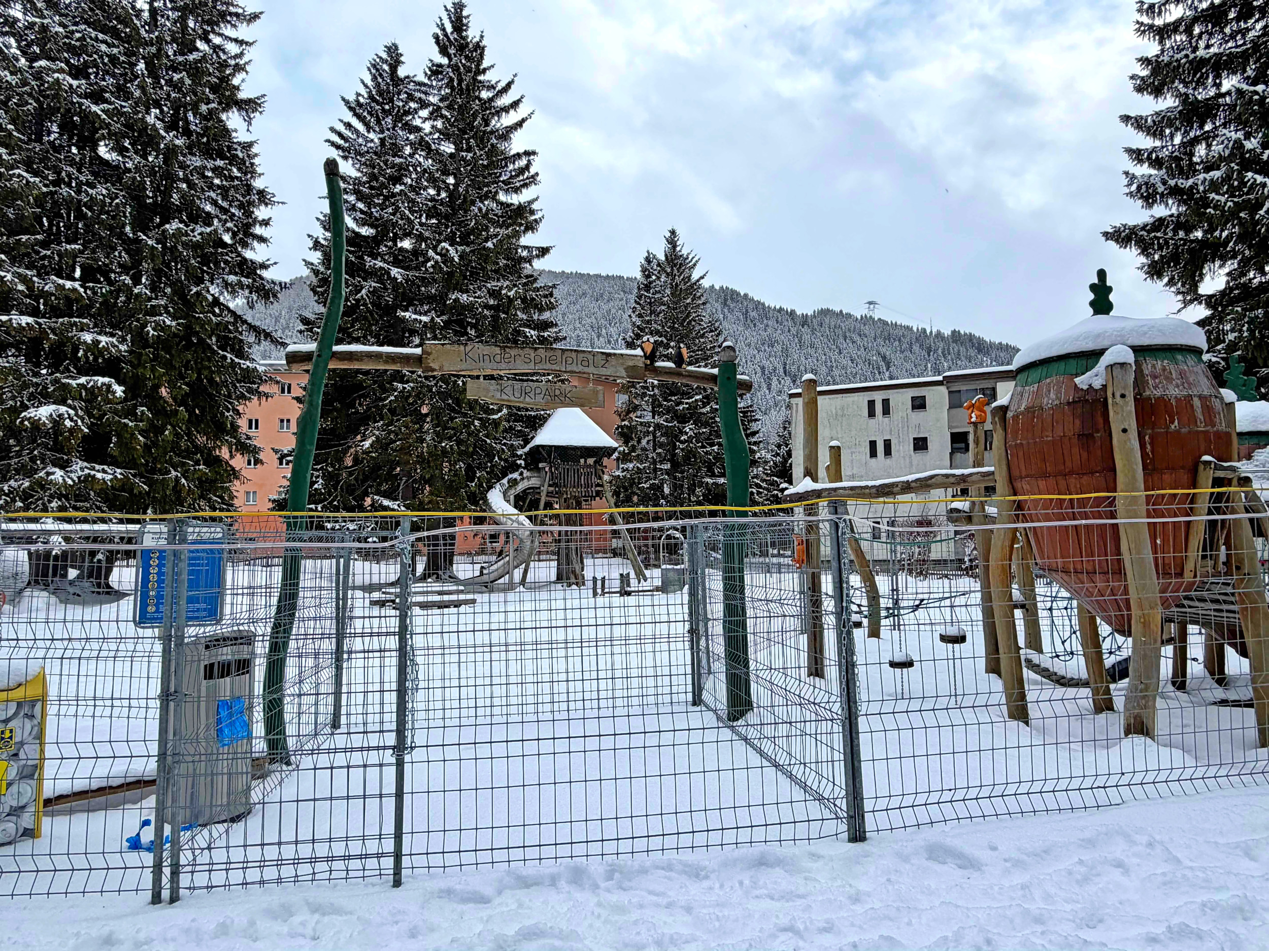 Eingeengter Kinderspielplatz. 