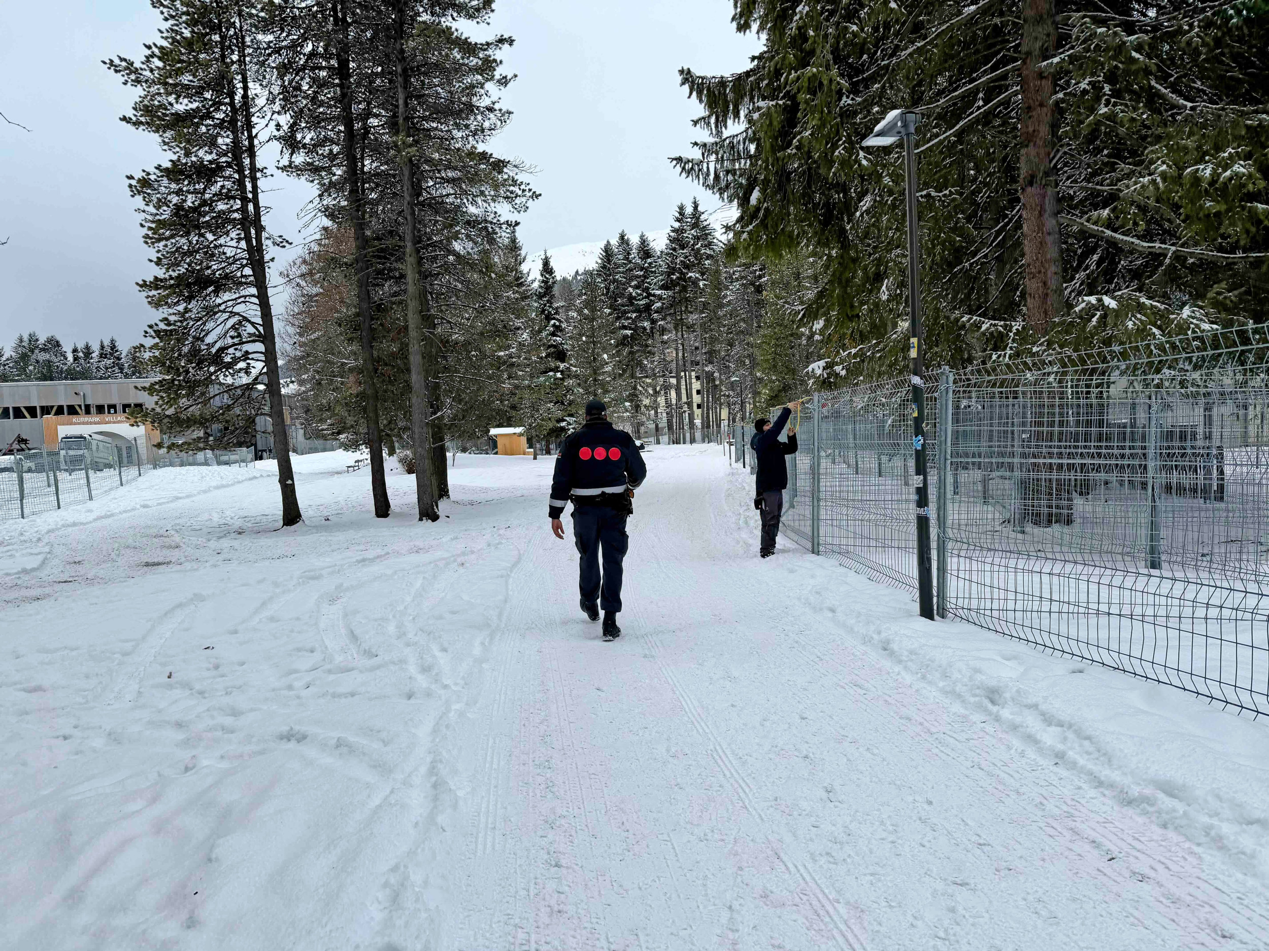 Entlang des Kurparks kommen doppelte Sicherheitszäune zum Einsatz.  