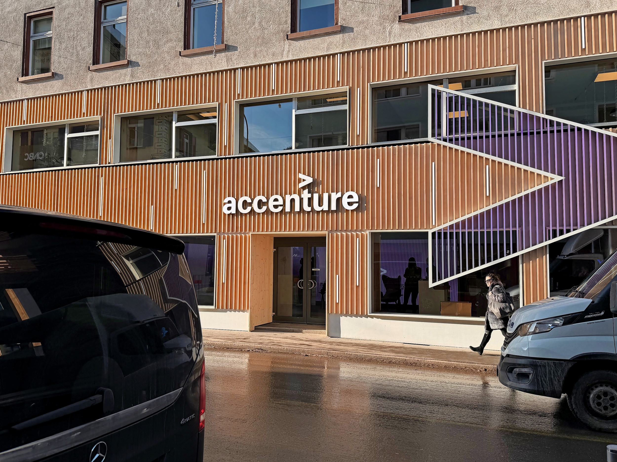 Accenture ist ein globales Beratungs- und Technologieunternehmen mit Hauptsitz in Dublin. An der Promenade bringt Accenture Entscheider aus Wirtschaft, Politik und Zivilgesellschaft zusammen, um über digitale Transformation, KI und globale Herausforderungen zu sprechen. Bekannt ist die Firma als eine der weltweit grössten Unternehmensberatungen, die grosse Konzerne und Organisationen bei Strategie, Cloud-Projekten und Technologie-Modernisierung unterstützt. 