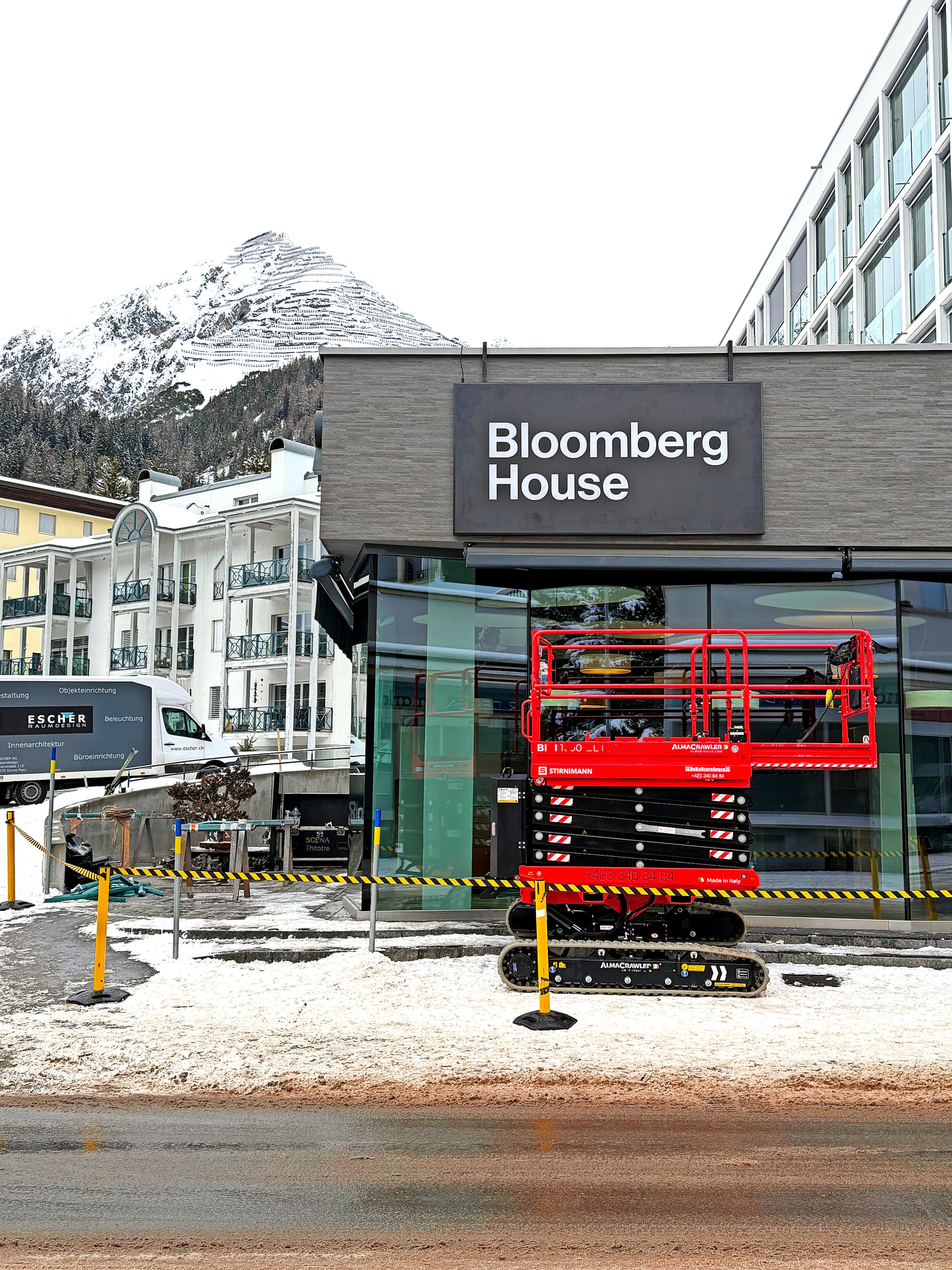 Internationaler Finanz- und Mediendienstleister. Bloomberg betreibt an der Promenade ein eigenes Medien-House mit Interviews, Live-Analysen und Hintergrundgesprächen. Bekannt ist Bloomberg vor allem für das Bloomberg Terminal, eine weltweit genutzte Finanzdatenplattform.