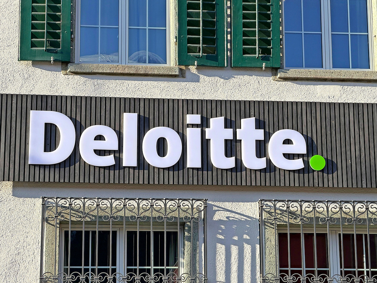 Das Beratungs- und Prüfungsunternehmen Deloitte beteiligt sich am WEF an Gesprächen zu Wirtschaft, Regulierung und Transformation. Deloitte ist ein weltweites Netzwerk rechtlich selbstständiger nationaler Gesellschaften und berät Unternehmen, Behörden und Regierungen in Fragen der Wirtschaftsprüfung, Steuer- und Managementberatung. Bekannt ist das Netzwerk als grösste der sogenannten «Big Four»-Gesellschaften mit starkem Einfluss auf Wirtschaft und öffentliche Verwaltung. 
