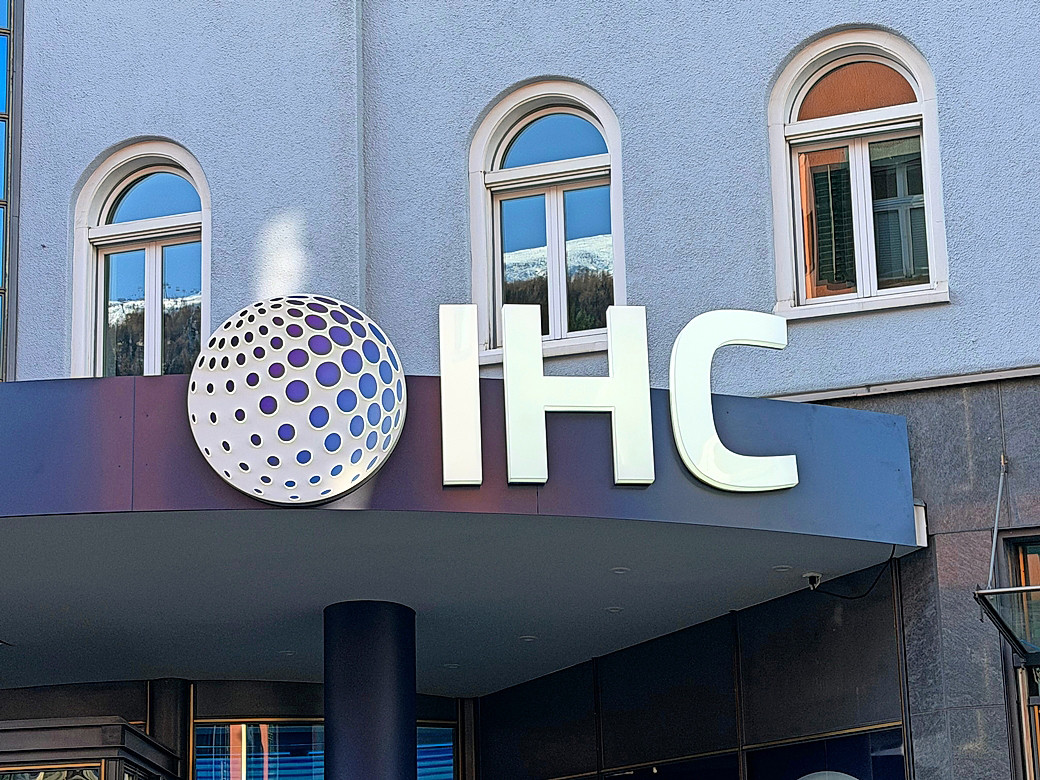 IHC – Die International Holding Company aus Abu Dhabi ist eine der grössten Investmentgesellschaften der Golfregion. In Davos tritt IHC als Kapital- und Beteiligungsakteur mit Fokus auf Energie, Infrastruktur und Technologie auf und nutzt das Forum für internationale Investorenkontakte.