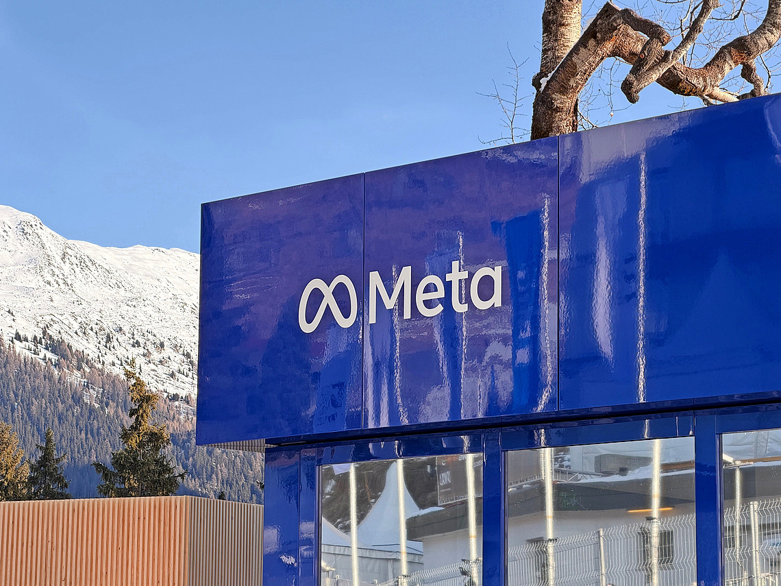 Meta – Der US-Technologiekonzern hinter Facebook, Instagram und WhatsApp ist während der WEF-Woche vor allem in Debatten zu künstlicher Intelligenz, Plattformregulierung und digitaler Öffentlichkeit präsent. In Davos steht weniger das Produkt im Fokus als die politische und gesellschaftliche Rolle grosser Plattformen. 