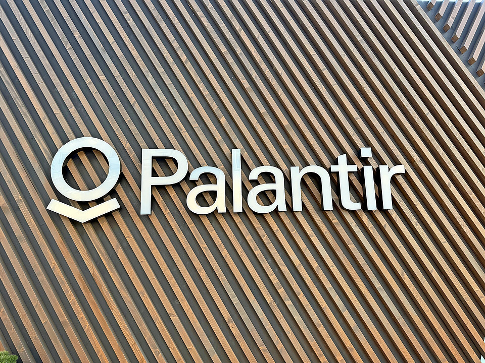 Palantir – Das US-Softwareunternehmen beteiligt sich am WEF an Debatten zu Sicherheit, Datenanalyse und staatlicher Entscheidungsunterstützung. Die von Palantir entwickelten Plattformen werden von Regierungen und Behörden genutzt, etwa in Sicherheits- und Verwaltungsfragen. Gleichzeitig steht das Unternehmen immer wieder im Fokus von Diskussionen über den Einsatz datenbasierter Technologien durch staatliche Stellen.