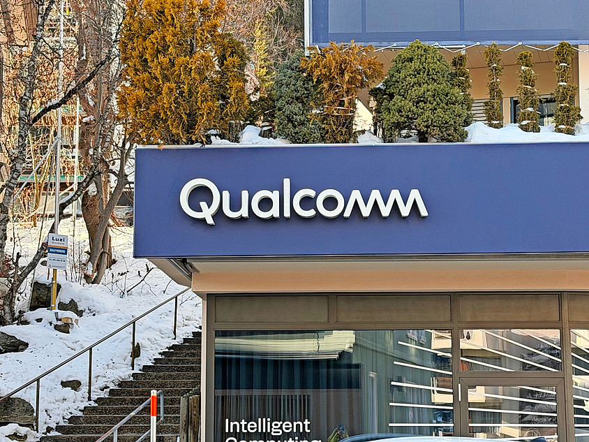 Qualcomm – Der US-Chiphersteller ist bekannt für Mobilfunk- und KI-Chips. In Davos steht Qualcomm für die technologische Basis hinter vernetzten Geräten, 5G und künstlicher Intelligenz.