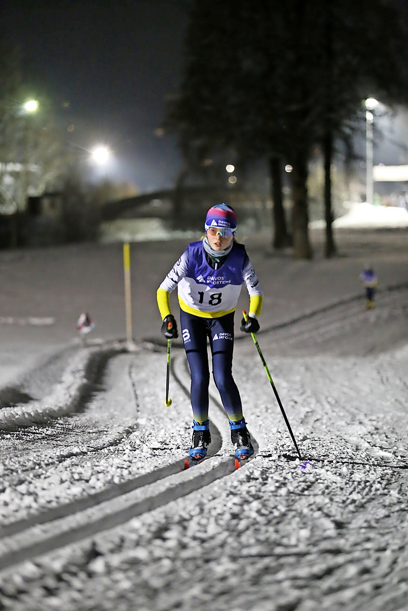 Josephine Arens auf der Klosterser Nachtloipe unterwegs zu ihrem Kategoriensieg.