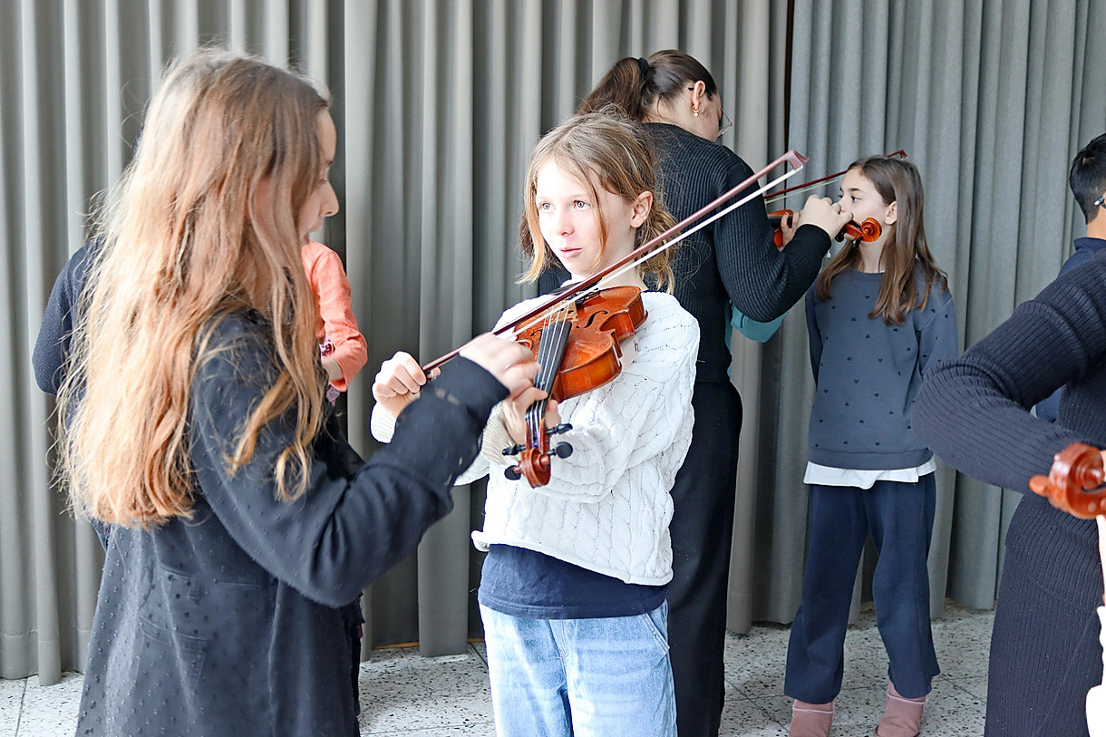Auch die Violine konnte ausprobiert werden. 