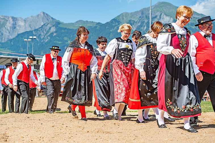 Mit der Einbindung des Jodels in Volkslieder wurde er Teil der Festkultur und löste sich von seinem ursprünglichen Kontext.  