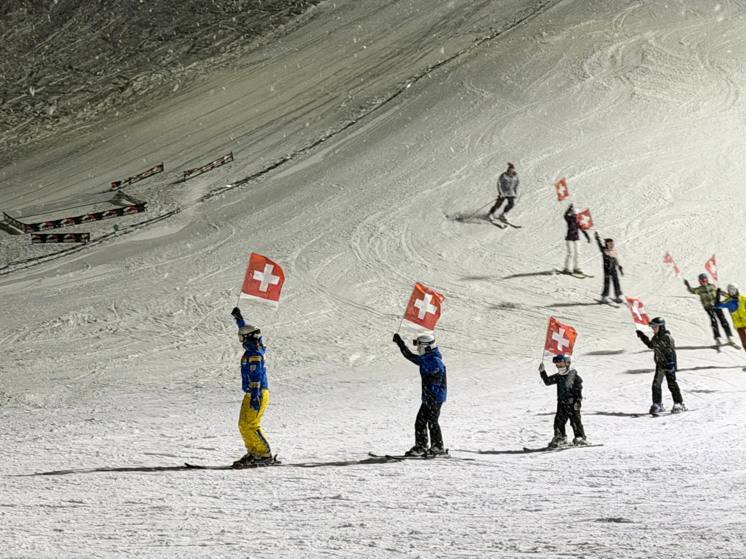 Kinder nach einer Woche Skischule als Teil der Demo-Show.  