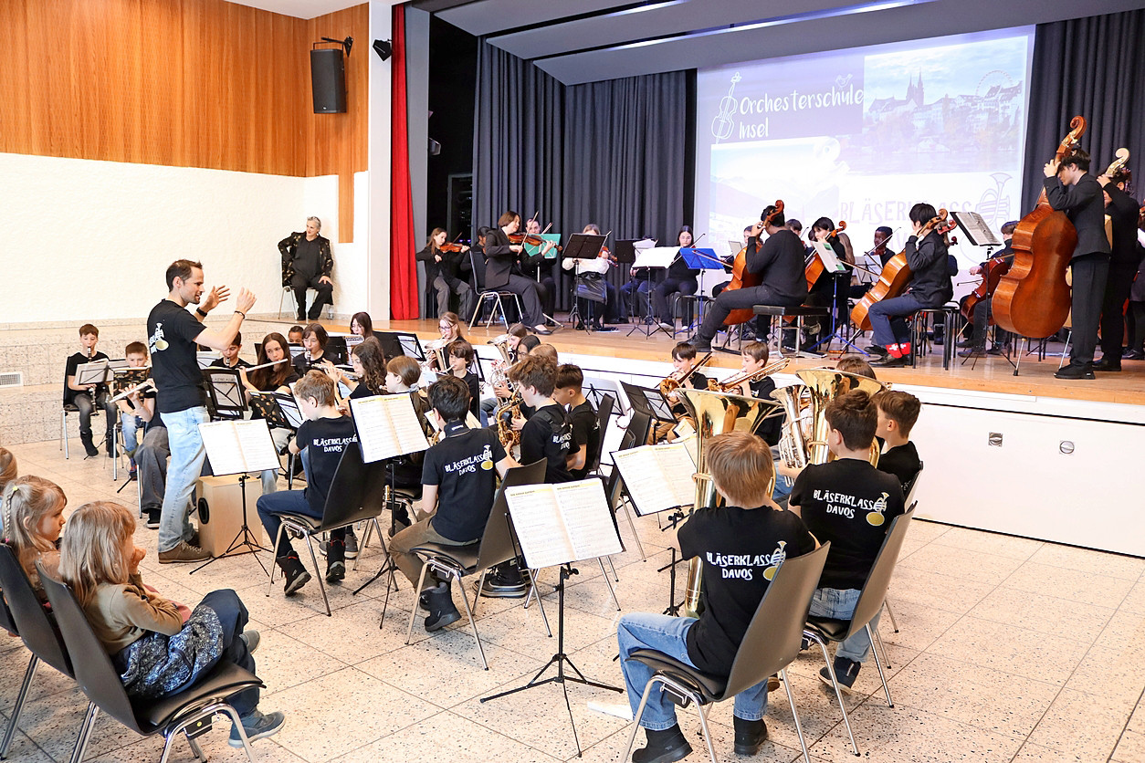 Das Stück «Ode an die Freude» spielten Bläserklasse und Orchesterschule zusammen. 