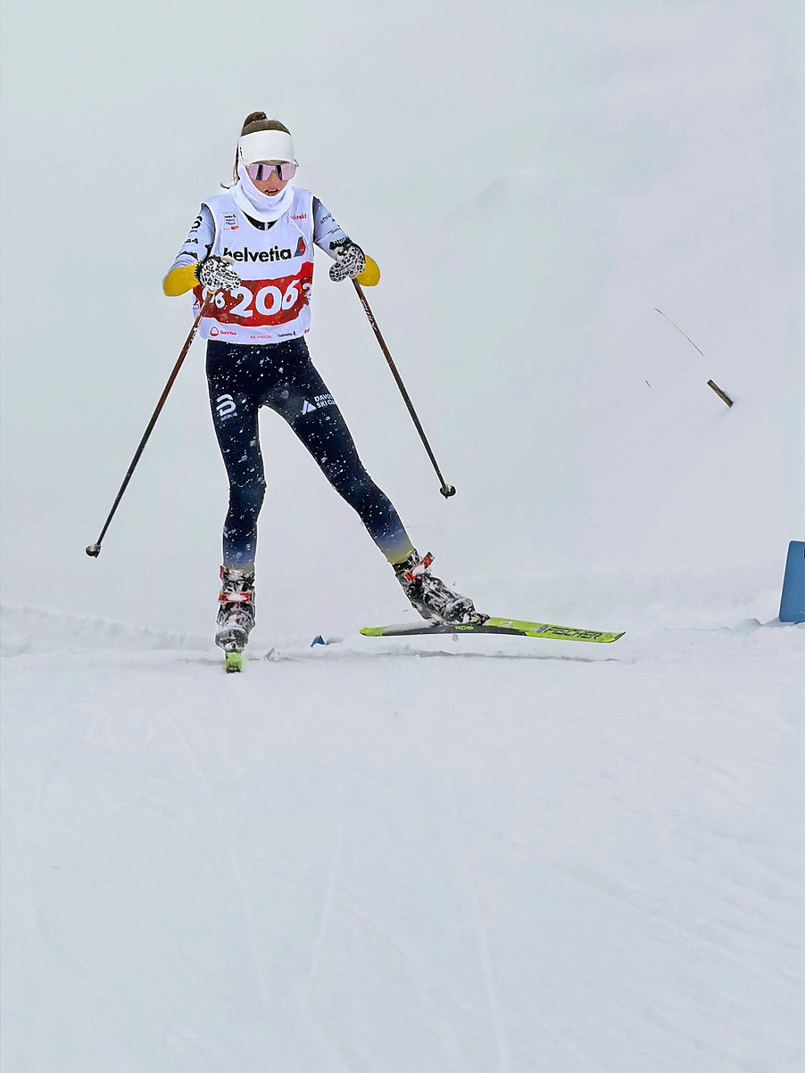 Elin Huber unterwegs im Schneegestöber.  