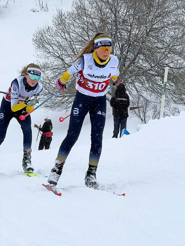Rosa Weizenegger, verfolgt von Fiona Huber.
