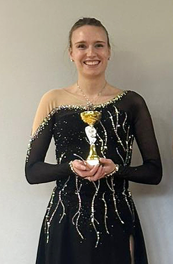 Milena Alig mit ihrem Pokal für den 2. Platz.