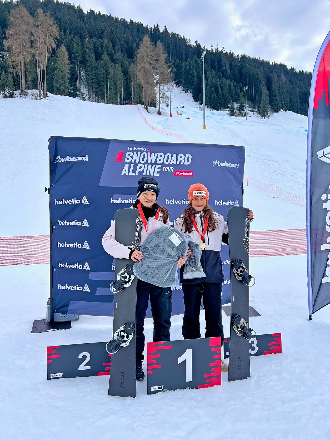 Naira Blum (l.) holte sich an beiden Tagen den Sieg und führt die Gesamtwertung der U15-Mädchen an, während Sina Teufel bei den U13-Mädchen Ost den sechsten Platz belegt. 