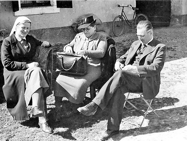 SRK-Mitarbeiter im Lager Gurs, Frankreich, 1942. Elsbeth Kasser (links). 