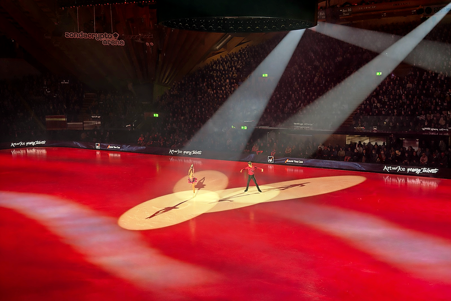 Young Artists auf Eis: Die 14-jährige Elisabeth Dibbern mit Gion Schmid, der mit der Show vom 6. März seinen 16. Geburtstag feierte. 