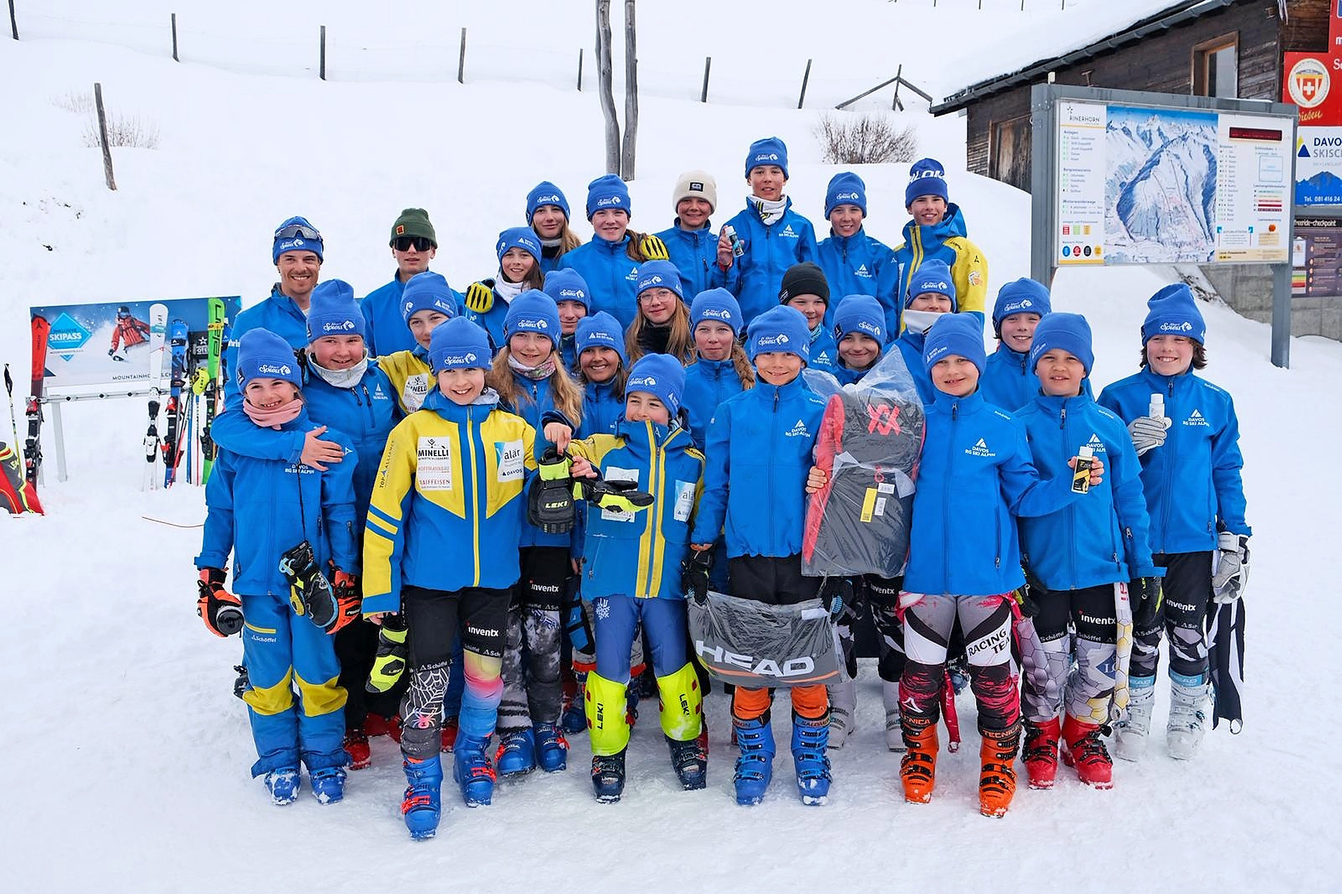 Die Kinder der Renngruppe alpin der Skiclubs Davos und Rinerhorn strahlen um die Wette.  